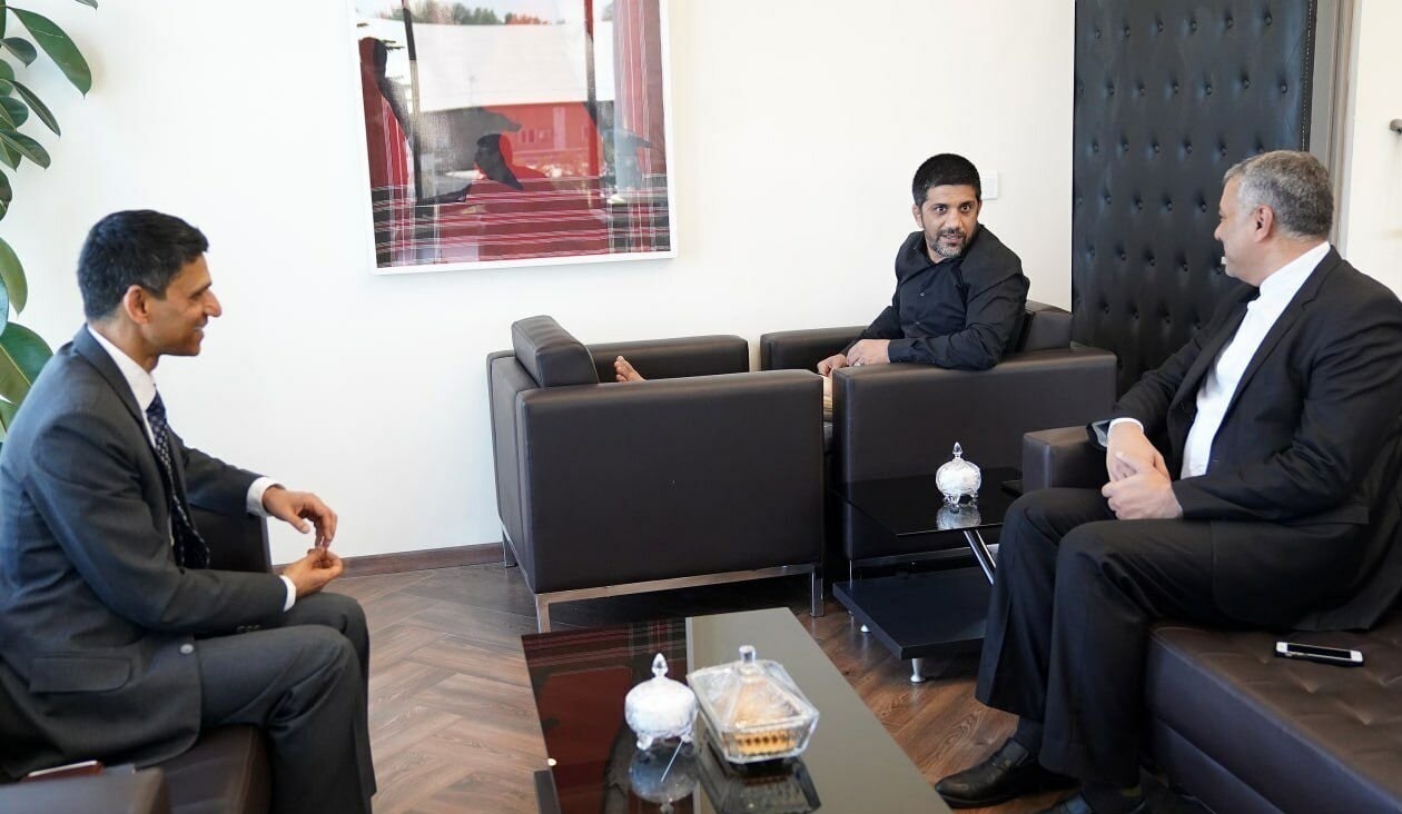 وضعیت عجیب علیرضا دبیر مقابل سفیر هند وضعیت عجیب علیرضا دبیر مقابل سفیر هند