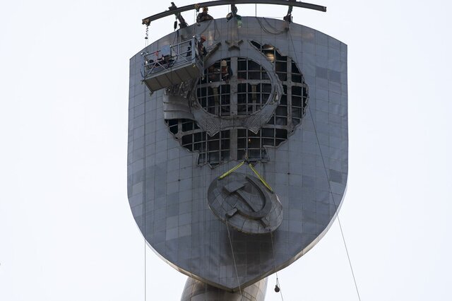 حذف نماد دوره شوروی از یادبود اوکراینی حذف نماد دوره شوروی از یادبود اوکراینی