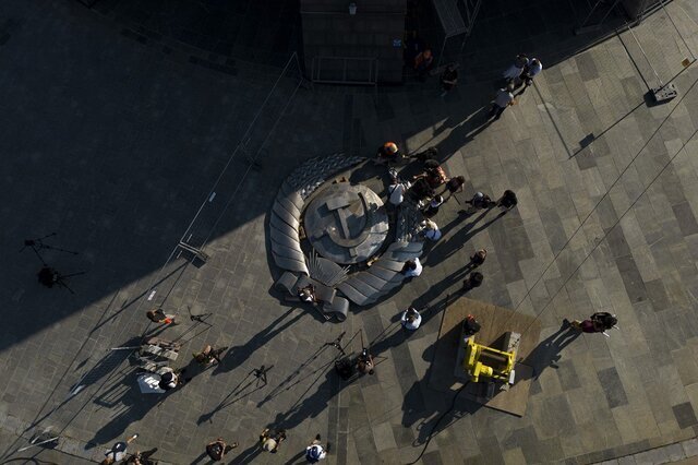 حذف نماد دوره شوروی از یادبود اوکراینی حذف نماد دوره شوروی از یادبود اوکراینی