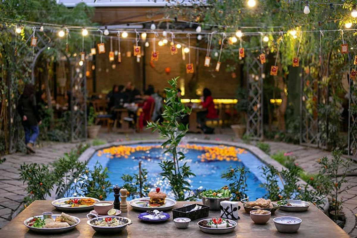 تصمیم جمع آوری فضای بیرونی کافه‌ها در مشهد در یک «قرارگاه عفاف و حجاب» گرفته شد