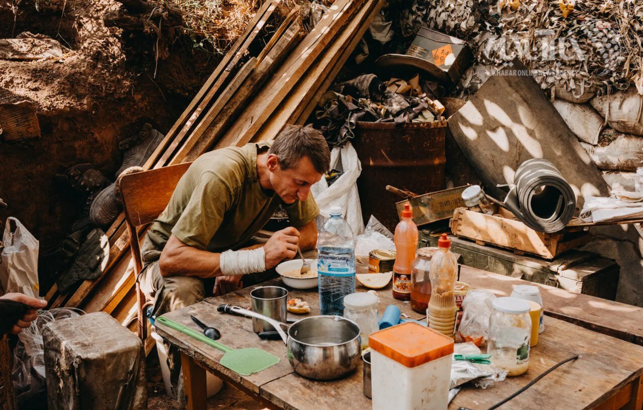 تصویری پربازدید از صرف شام توسط سرباز اوکراینی زیر خط آتش جنگ با روسیه