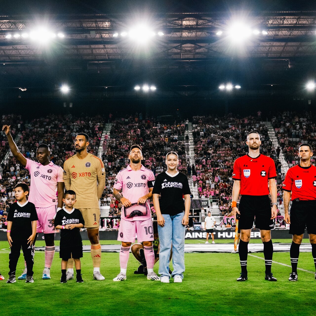عکس| خاصترین لحظه زندگی دختر بکام کنار لیونل مسی عکس| خاصترین لحظه زندگی دختر بکام کنار لیونل مسی