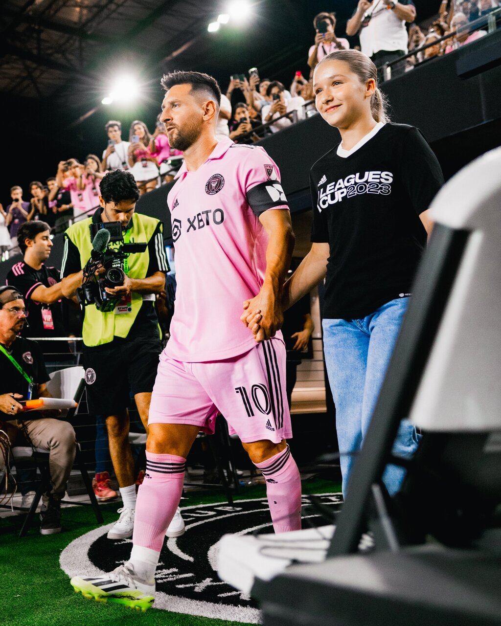 عکس| خاصترین لحظه زندگی دختر بکام کنار لیونل مسی عکس| خاصترین لحظه زندگی دختر بکام کنار لیونل مسی