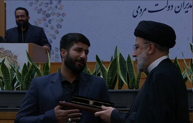 عکس| تقدیر رئیسی از خادم حرم شاهچراغ که به تروریست حمله کرد