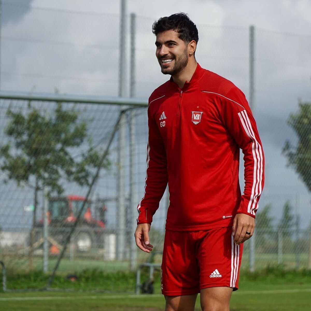 عکس| لبخند معنادار گزینه پرسپولیس با لباس قرمز عکس| لبخند معنادار گزینه پرسپولیس با لباس قرمز