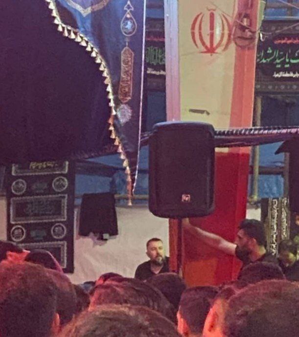 عکس| حضور جنجالی خواننده زیرزمینی در مراسم عزاداری