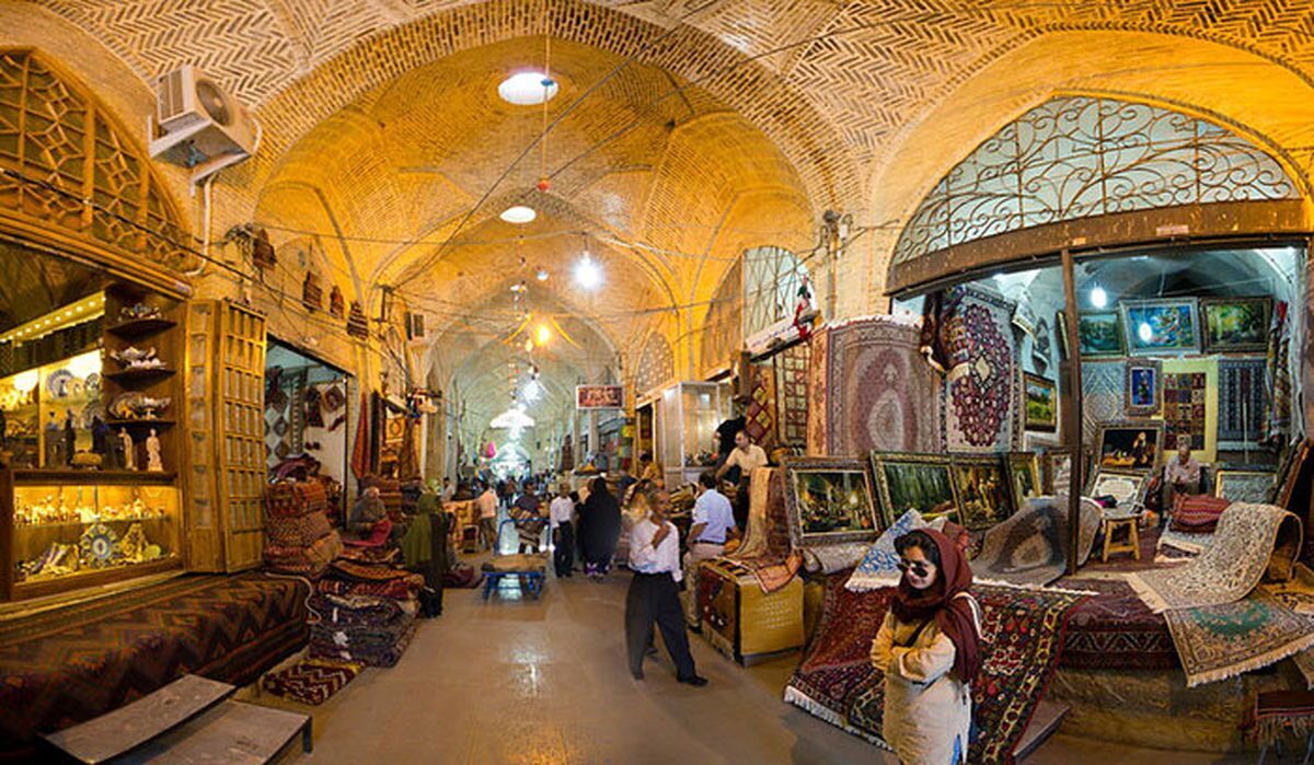 فیلم| فشن‌شو در بازار وکیل شیراز!