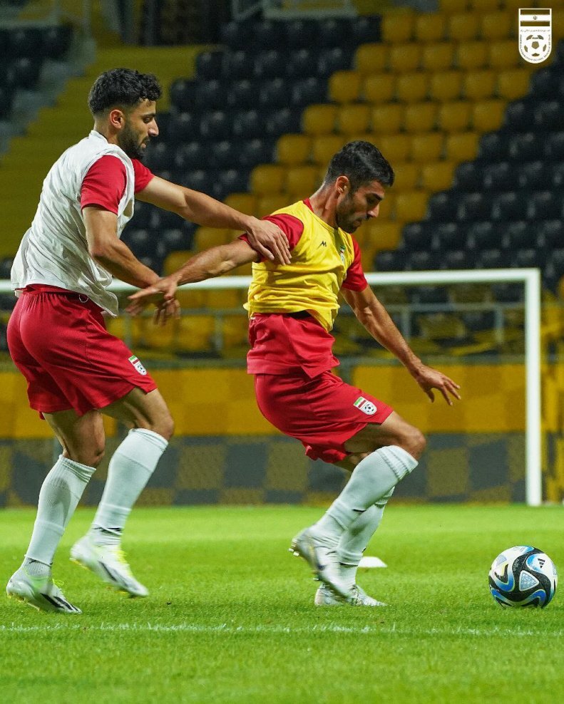 عکس| چپ و راست تیم ملی یقه هم را گرفتند! عکس| چپ و راست تیم ملی یقه هم را گرفتند!