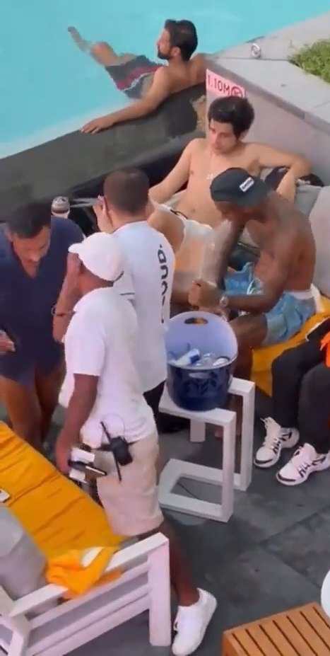 عکس| جنجال قلیان یک ستاره فوتبال