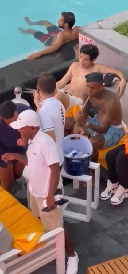 عکس| جنجال قلیان یک ستاره فوتبال