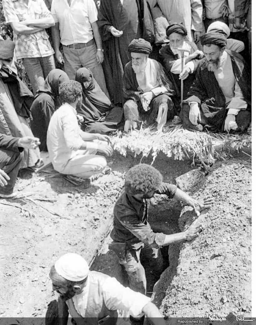 تصویری متفاوت از روحانی معروف در خاکسپاری آیت‌الله طالقانی