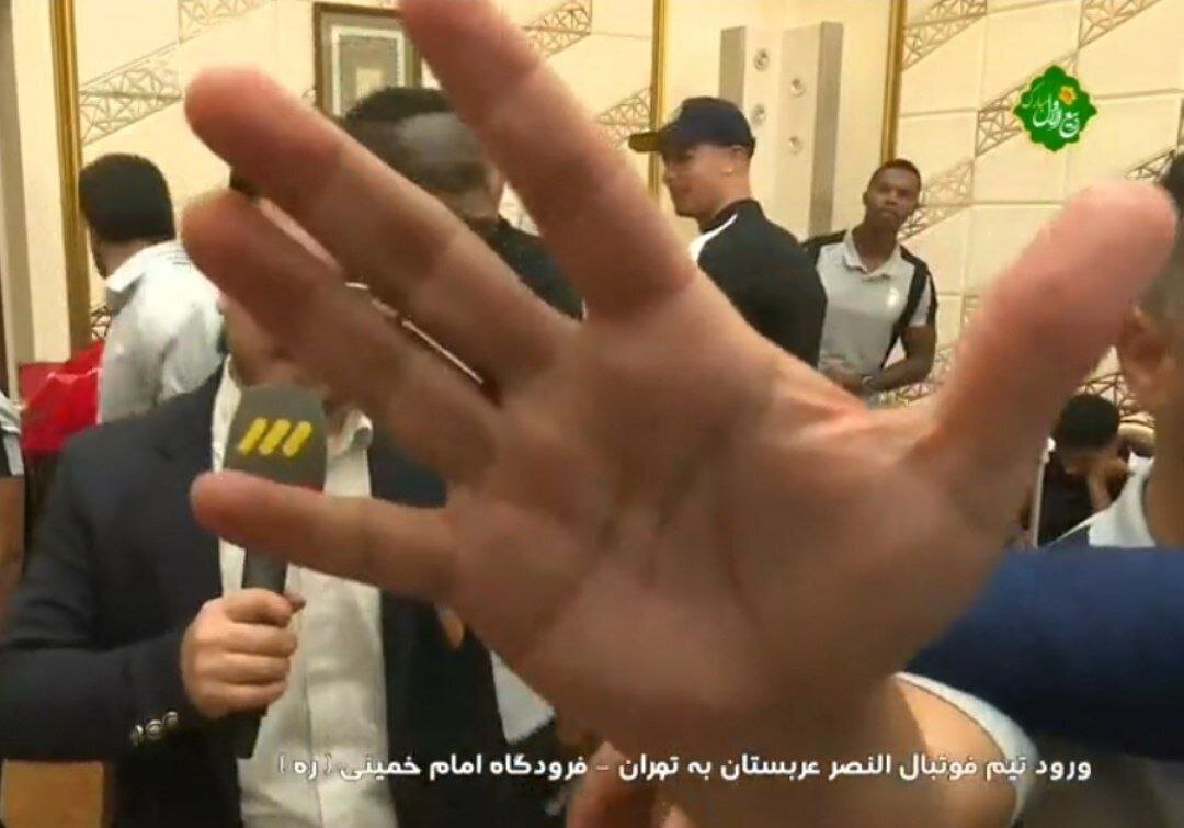 عکس | برخورد تند مدیر النصر با دوربین شبکه ۳ / دست مدیر کاروان النصر دوربین صدا و سیما را بست!