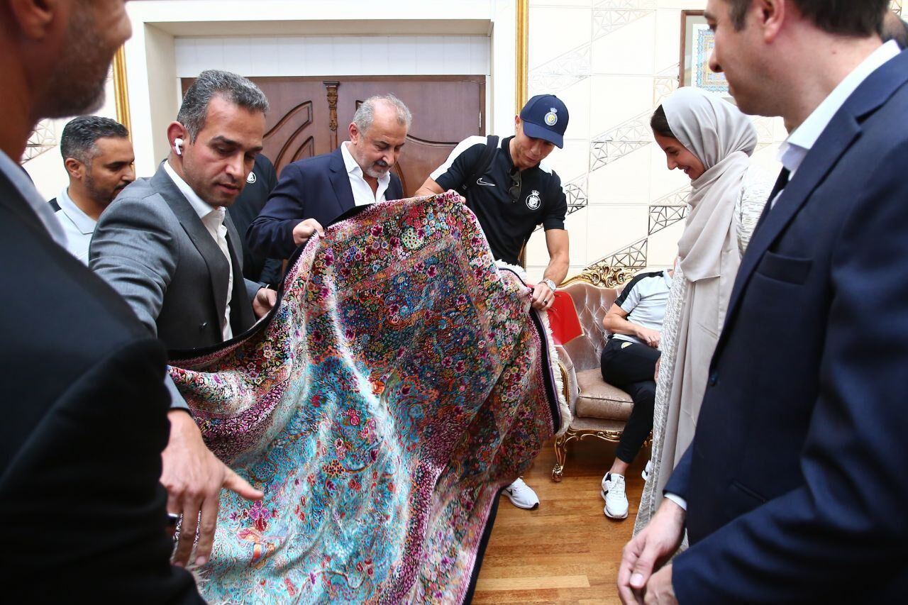 تصویری از اولین دختر ایرانی که رونالدو را در تهران دید