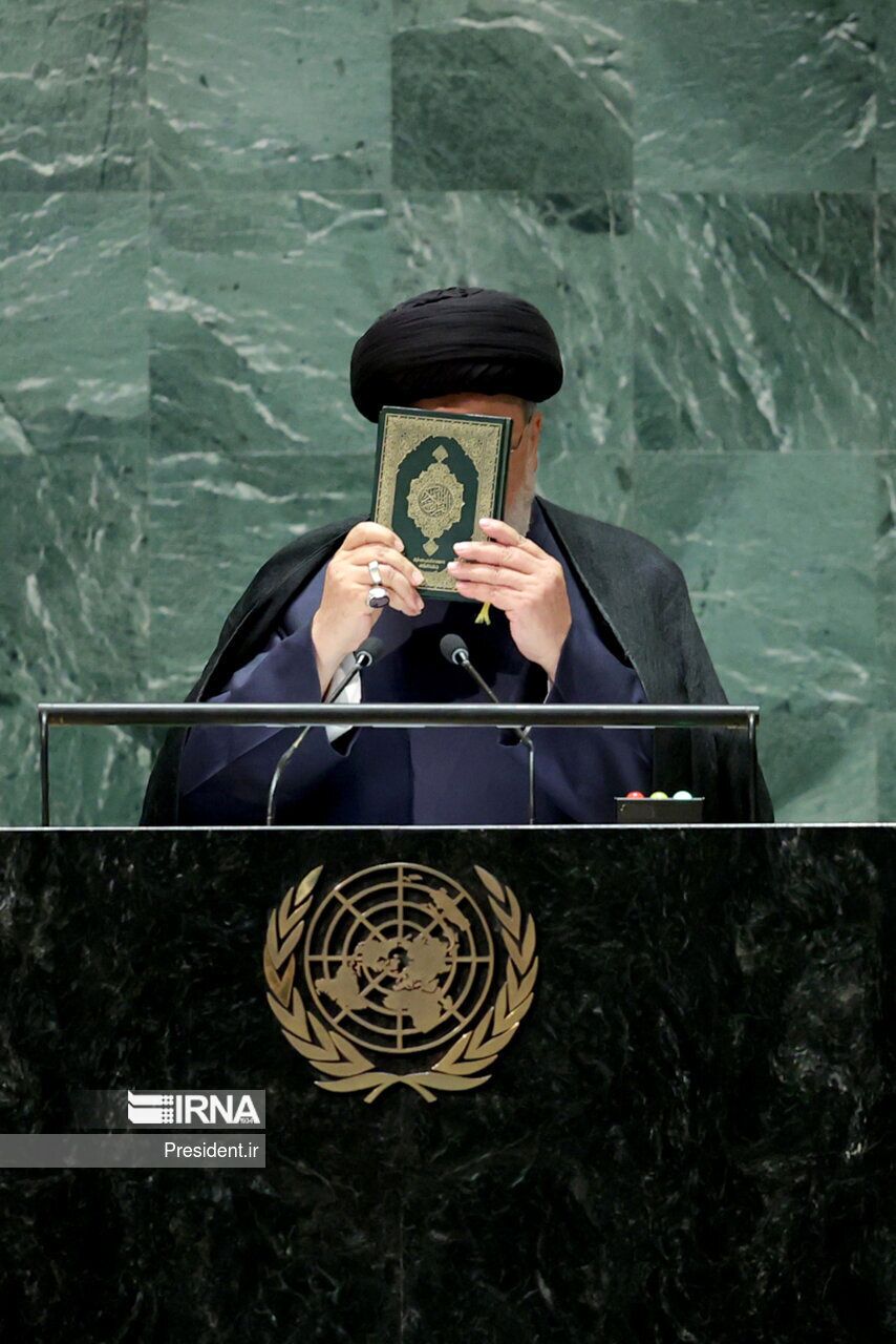 عکس| بوسه رئیسی بر قرآن در سازمان ملل عکس| بوسه رئیسی بر قرآن در سازمان ملل