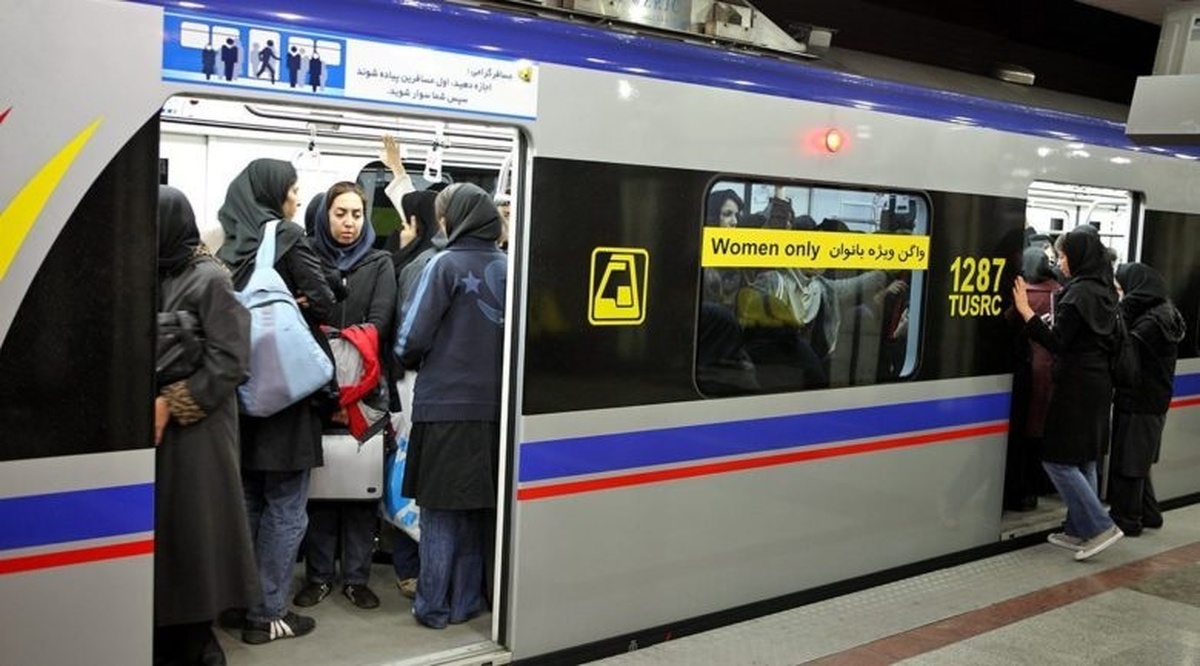 عکس| اقدام بی‌سابقه عوامل زاکانی برای تفکیک جنسیتی در مترو: بین واگن زنان و مردان جوشکاری شد