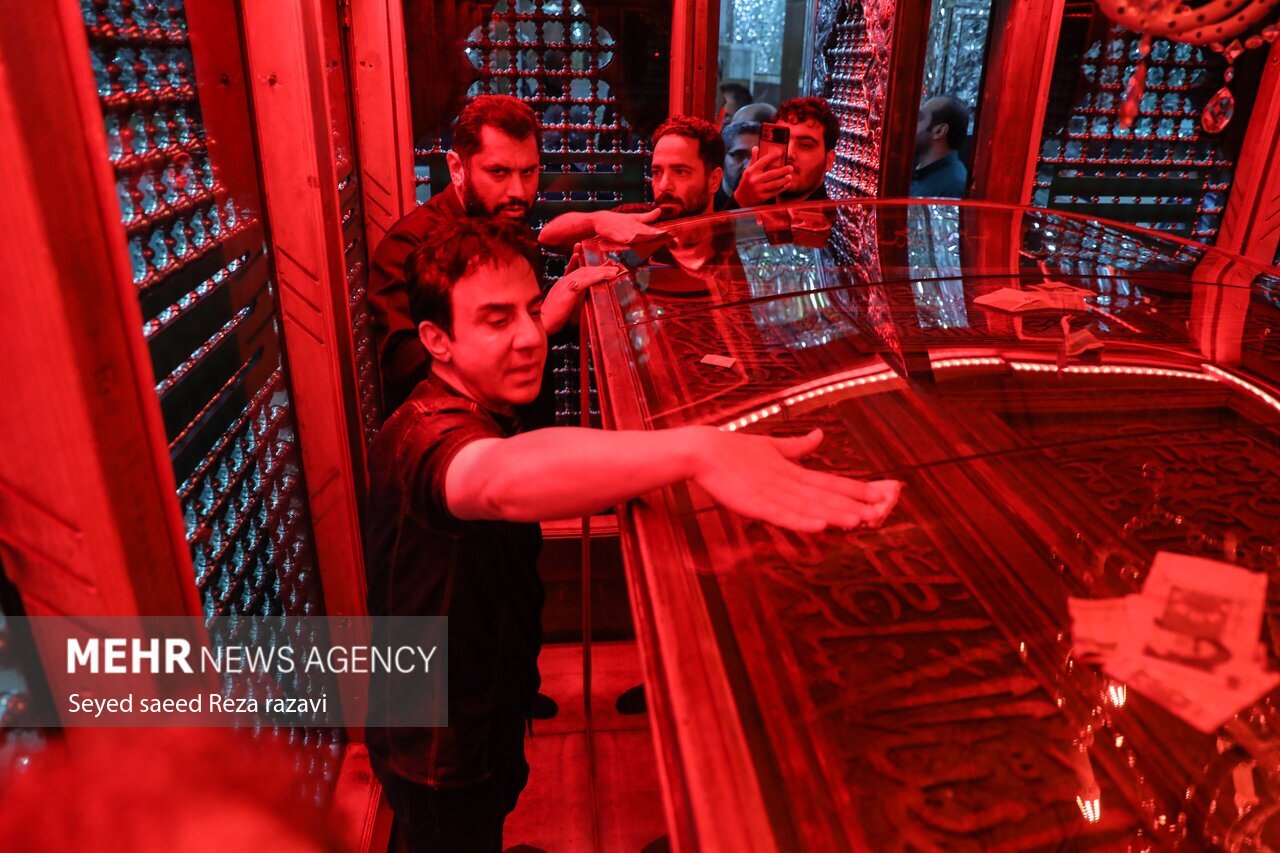 عموپورنگ در حال غبارروبی از حرم حضرت شاه عبدالعظیم