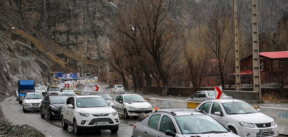 بارش باران در محورهای چالوس، هراز و فیروزکوه/ ترافیک سنگین در آزادراه تهران- قم