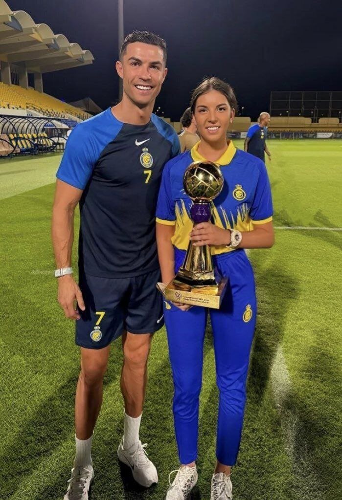 تصویر/ عکس یادگاری دختران عربستانی با رونالدو