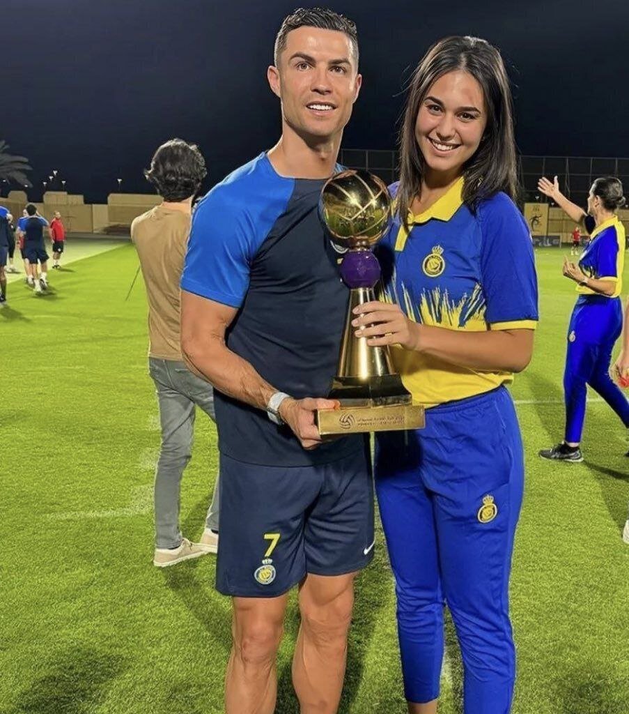 تصویر/ عکس یادگاری دختران عربستانی با رونالدو