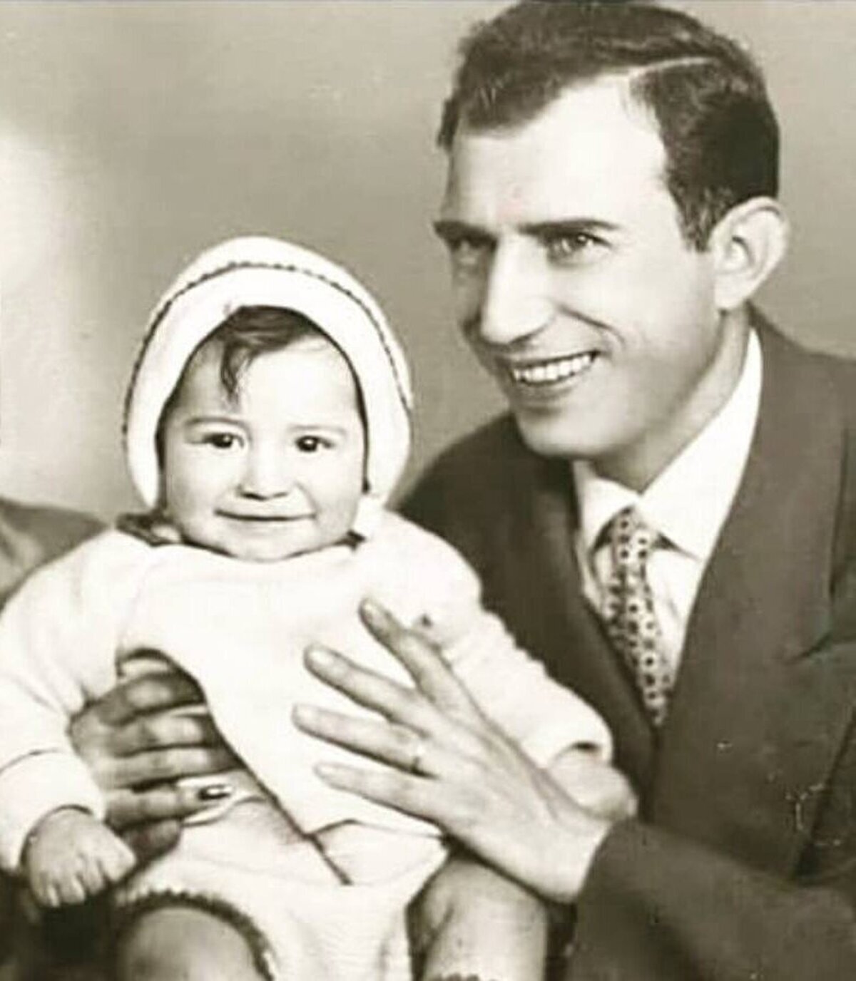 تصویری کمتر دیده شده از کودکی آتیلا پسیانی در آغوش پدرش