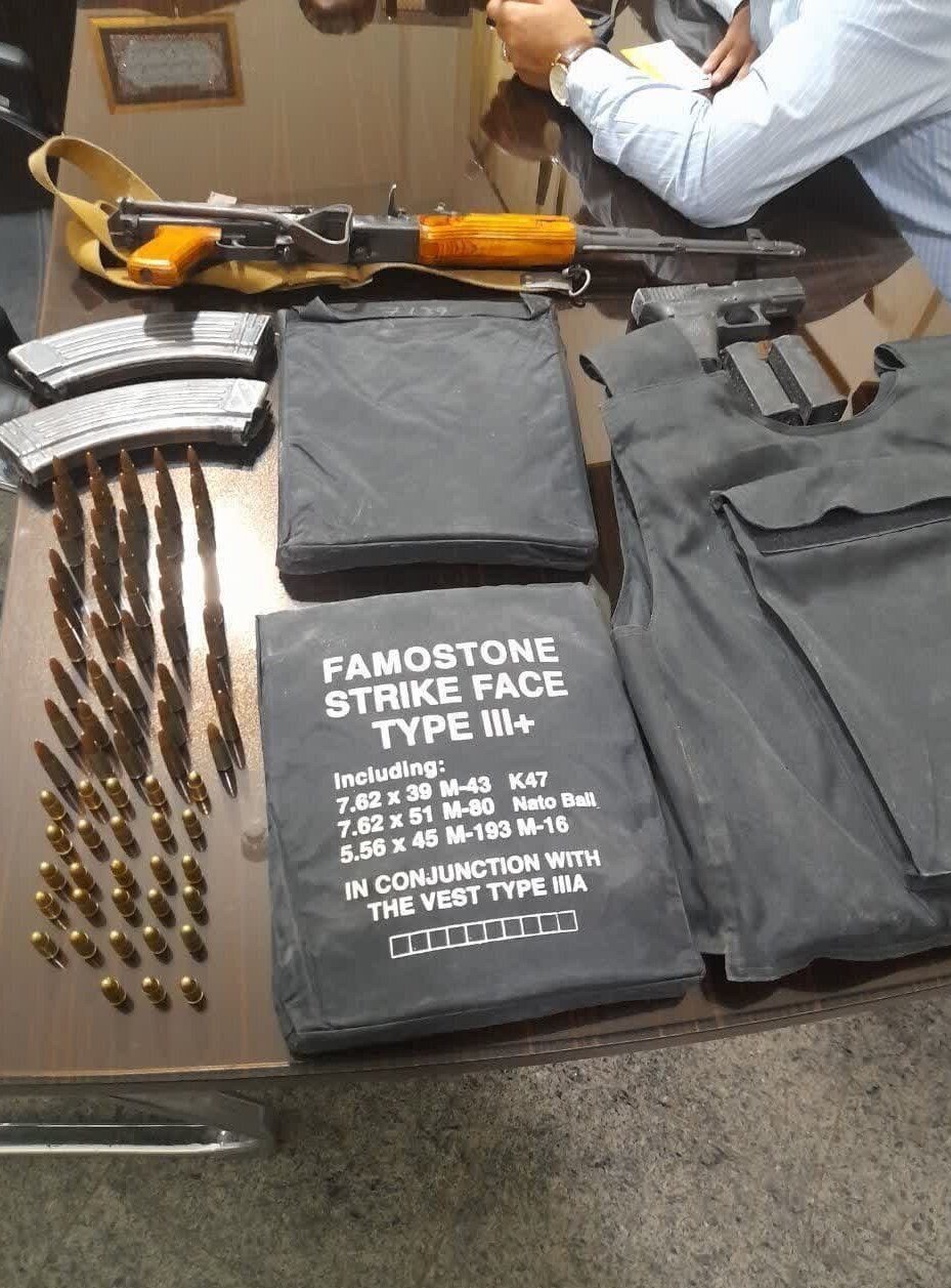 عکس| بازداشت یک تیم 7 نفره مسلح در گرمدره کرج توسط سپاه پاسداران عکس| بازداشت یک تیم 7 نفره مسلح در گرمدره کرج توسط سپاه پاسداران