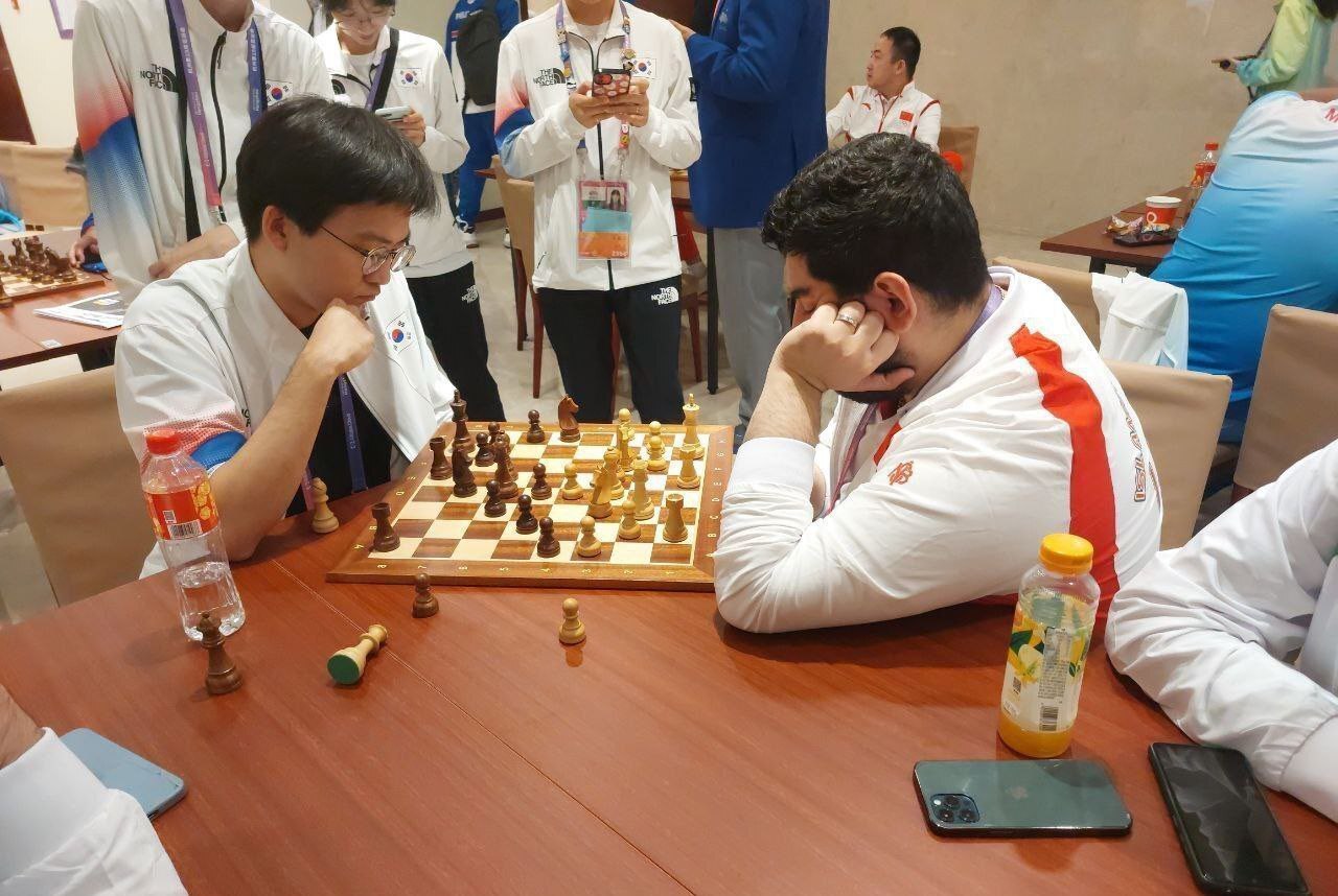 تصویر خاص مسابقات شطرنج/ وقتی حریف کرهای از بازیکن ایرانی راهنمایی میگیرد +عکس تصویر خاص مسابقات شطرنج/ وقتی حریف کرهای از بازیکن ایرانی راهنمایی میگیرد +عکس