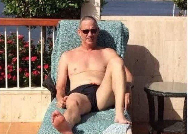 عکس| انتشار تصاویر خصوصی وزیر جنگ و نخست‌وزیر پیشین اسرائیل توسط هکر‌ها