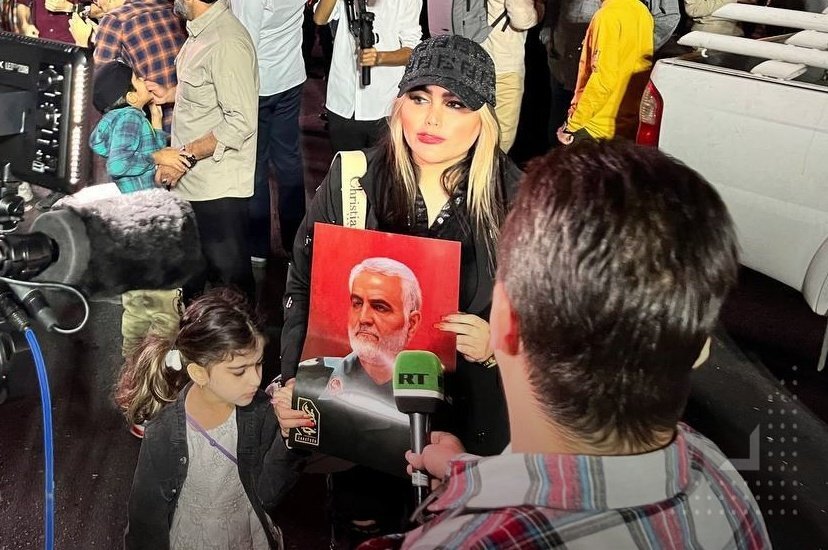 عکس| حجاب منشوری زن طرفدار فلسطین که عکس شهید سلیمانی را در دست دارد عکس| حجاب منشوری زن طرفدار فلسطین که عکس شهید سلیمانی را در دست دارد