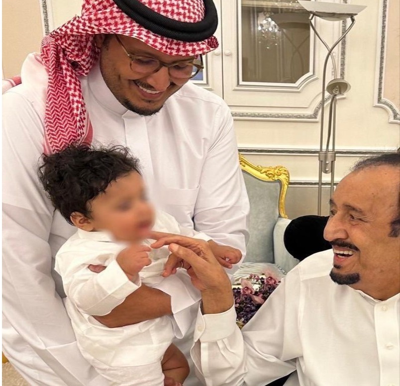عکس| پادشاه عربستان در کنار نوه و نتیجه‌اش