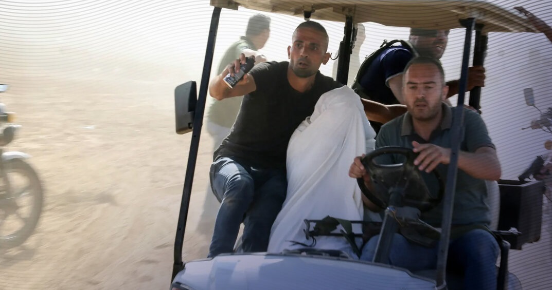 عکس| چادرپیچ کردن یک اسیر نظامی زن توسط نیروهای مقاومت در حین انتقال به نوار غزه