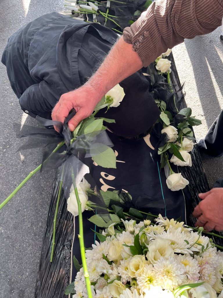 عکسی تلخ از ستاره پسیانی در کنار پیکر بی جان پدر عکسی تلخ از ستاره پسیانی در کنار پیکر بی جان پدر