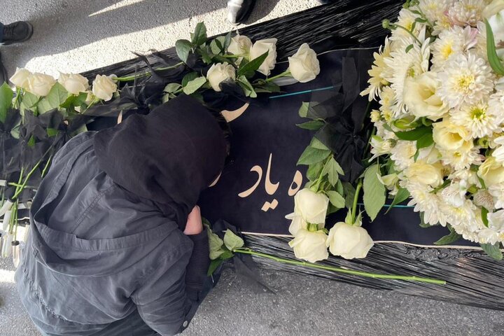 عکسی تلخ از ستاره پسیانی در کنار پیکر بی جان پدر عکسی تلخ از ستاره پسیانی در کنار پیکر بی جان پدر