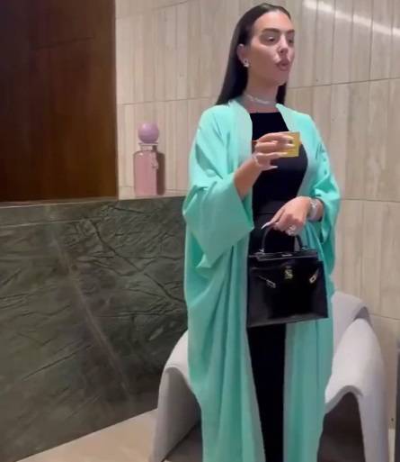 لباس محجبه جورجینا در جشن عربستان