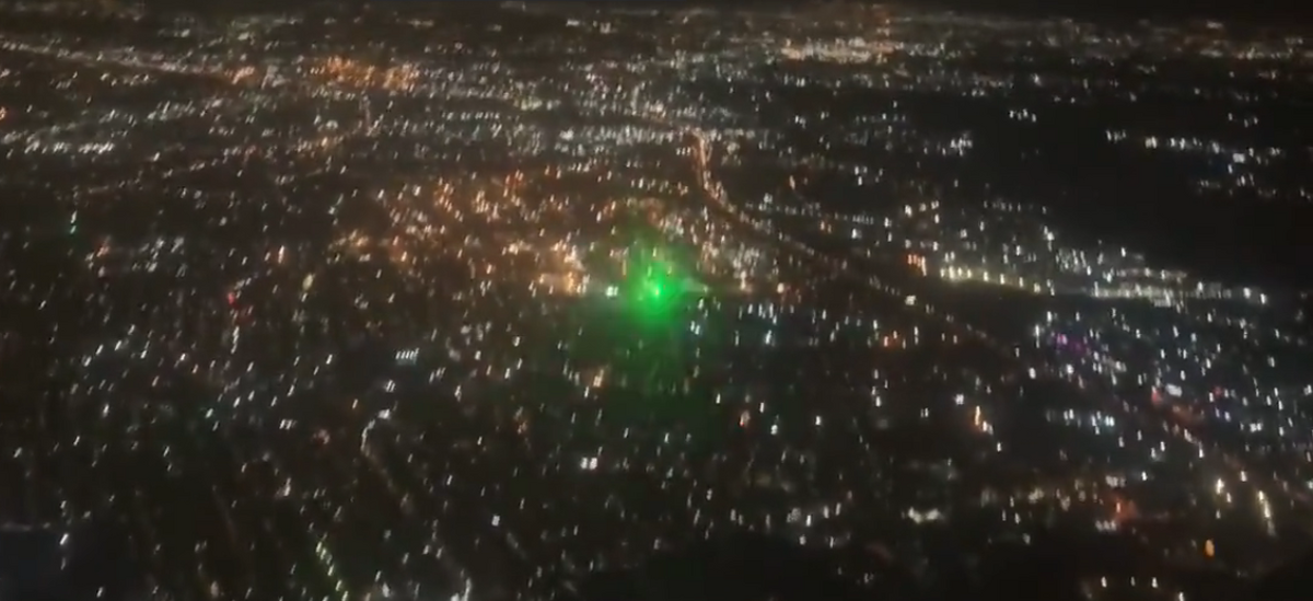 فیلم| انداختن لیزر روی هواپیمای مسافربری در آسمان تهران