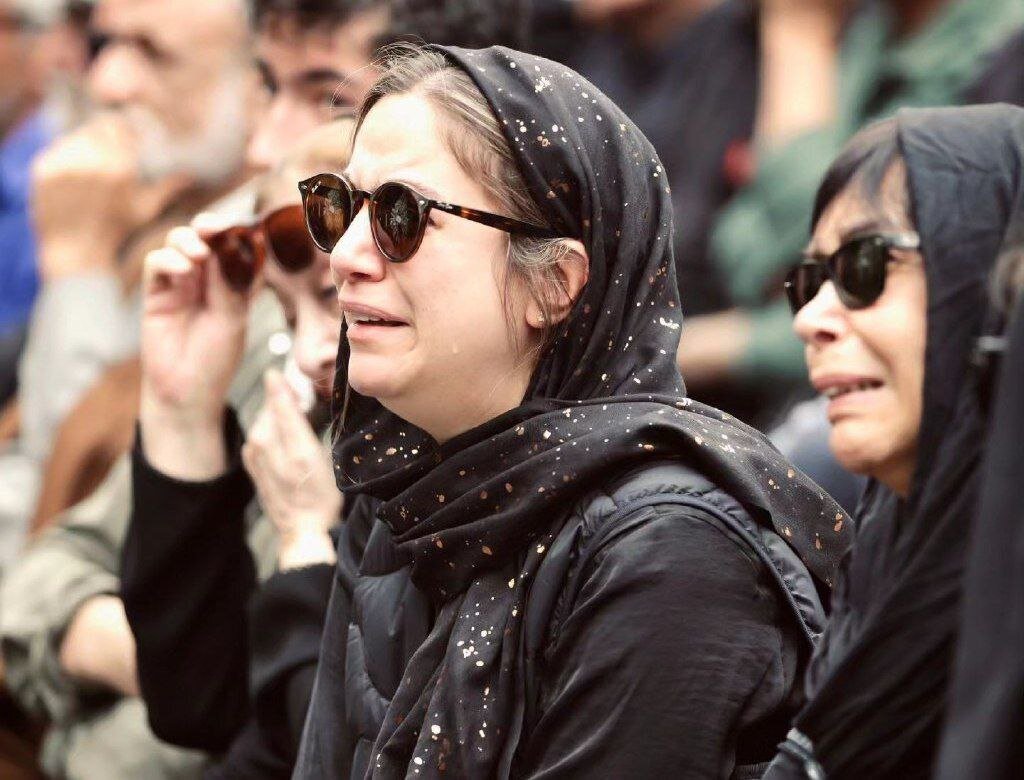 عکس | اشکهای ستاره پسیانی در مراسم تشییع پیکر پدرش عکس | اشکهای ستاره پسیانی در مراسم تشییع پیکر پدرش