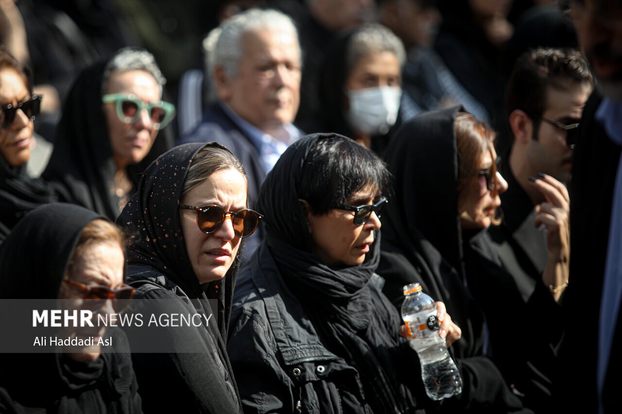 عکس | اشکهای ستاره پسیانی در مراسم تشییع پیکر پدرش عکس | اشکهای ستاره پسیانی در مراسم تشییع پیکر پدرش