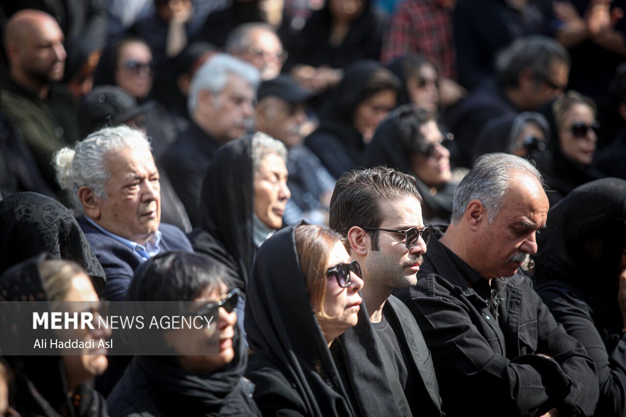 عکس | اشکهای ستاره پسیانی در مراسم تشییع پیکر پدرش عکس | اشکهای ستاره پسیانی در مراسم تشییع پیکر پدرش