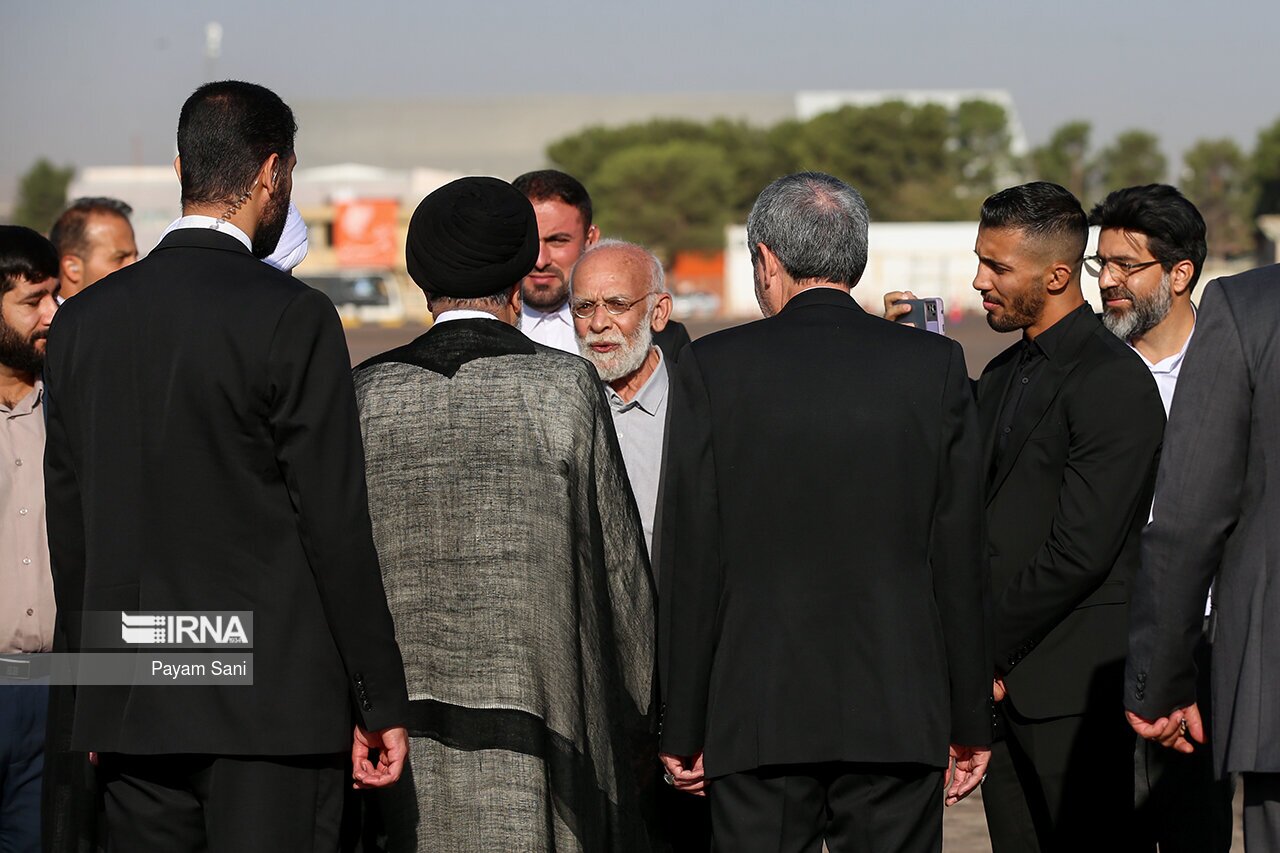 عکس| استقبال بازیگر معروف شیرازی از رئیسی در فرودگاه شیراز