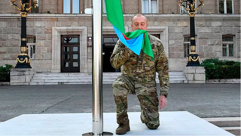 عکس| الهام علیاف پرچم جمهوری آذربایجان را در پایتخت قرهباغ برافراشت عکس| الهام علیاف پرچم جمهوری آذربایجان را در پایتخت قرهباغ برافراشت