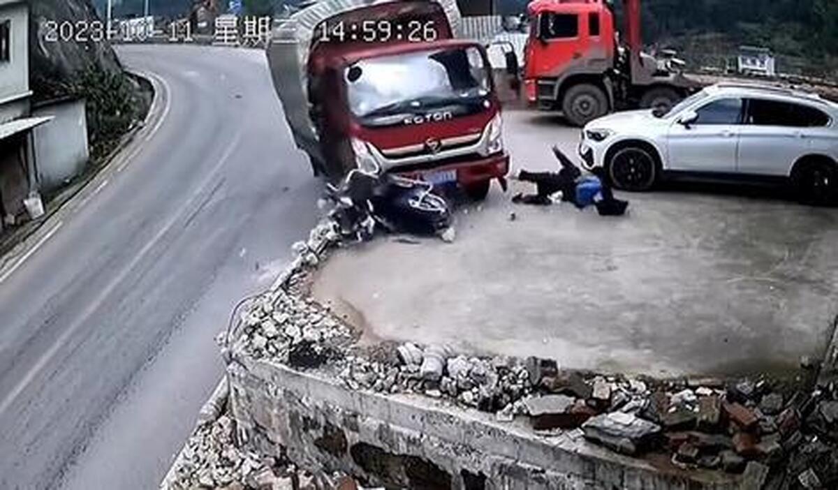 فیلم| کامیون ترمز بریده یک موتورسوار را زیر گرفت