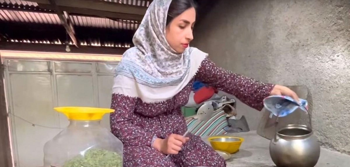 فیلم| پخت یک غذای سنتی با گوشت و تخم مرغ توسط دختر روستایی اهل طالقان