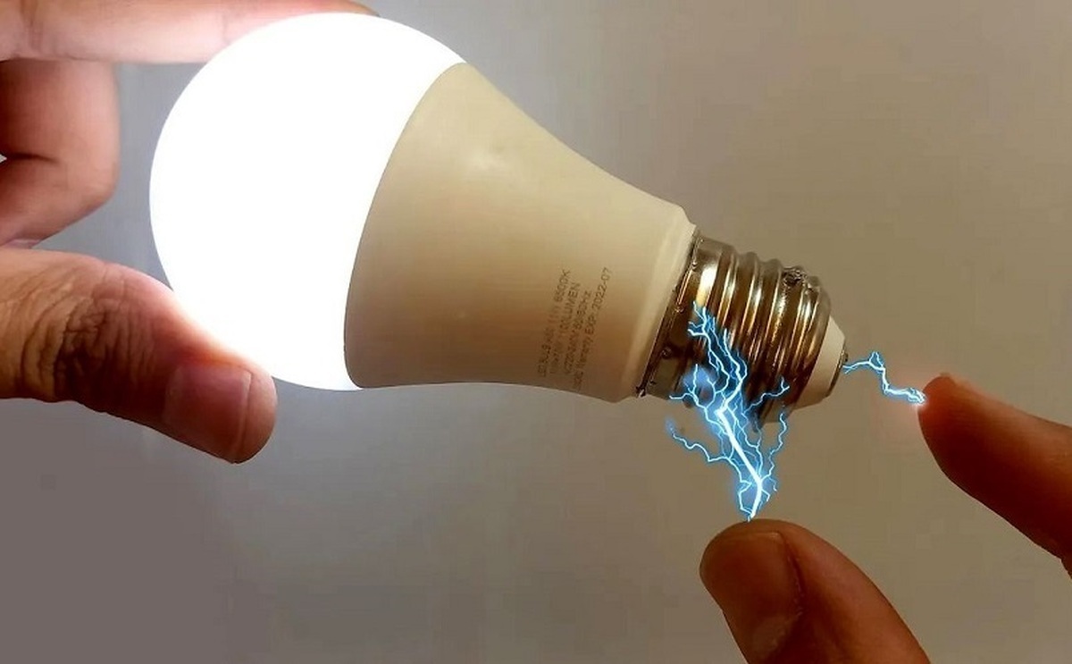 فیلم| نحوه روشن کردن لامپ با انگشت!