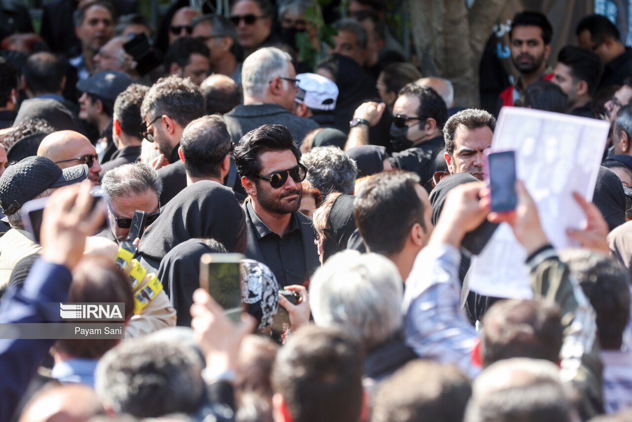 تصویری از محمد رضا گلزار در مراسم داریوش مهرجویی