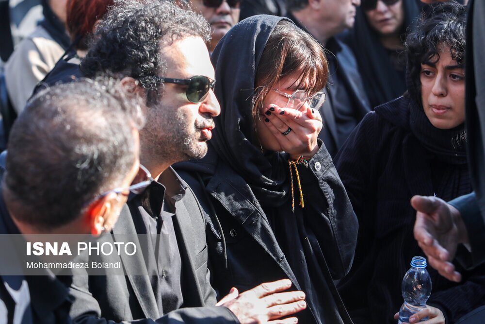 عکس| اشک های دختر مهرجویی در مراسم تشییع پدر و مادرش