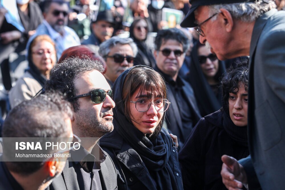 عکس| اشک های دختر مهرجویی در مراسم تشییع پدر و مادرش