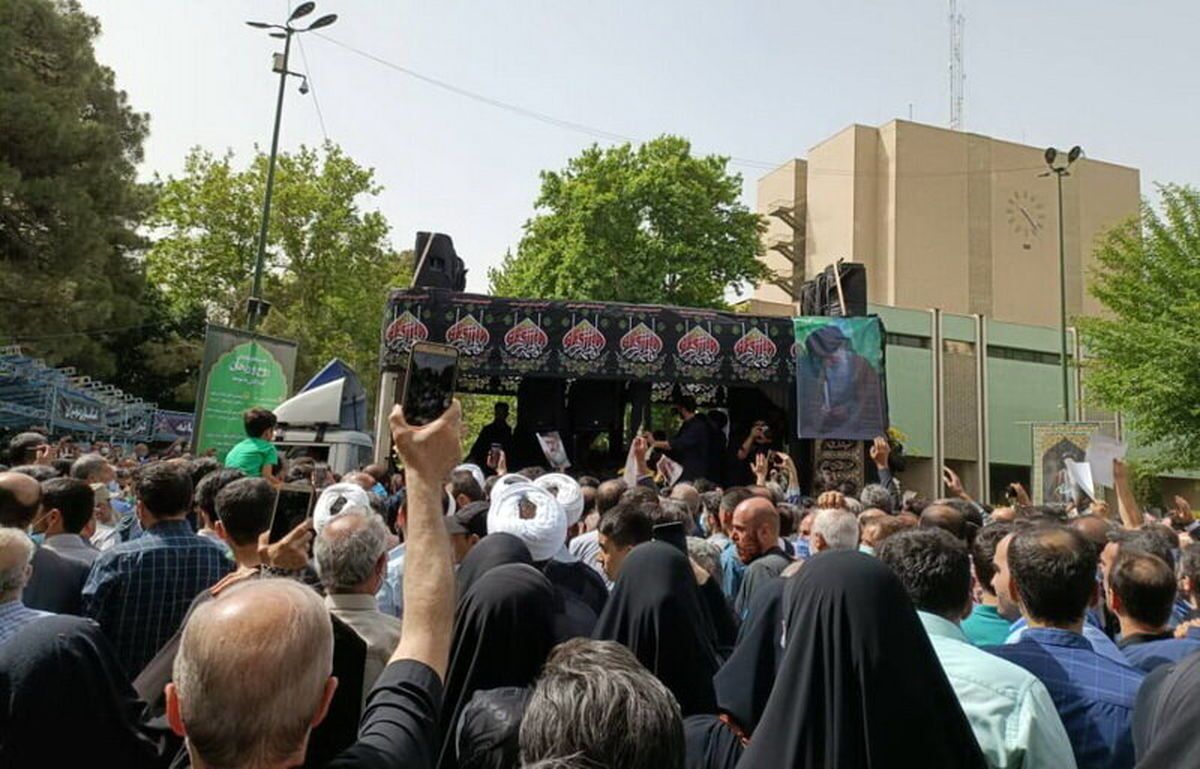 عکس | مهران مدیری در مراسم تشییع پیکر داریوش مهرجویی