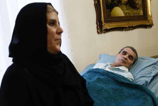 حضور خاص یک هنرمند در مراسم تشییع داریوش مهرجویی و همسرش حضور خاص یک هنرمند در مراسم تشییع داریوش مهرجویی و همسرش