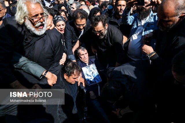 حضور خاص یک هنرمند در مراسم تشییع داریوش مهرجویی و همسرش حضور خاص یک هنرمند در مراسم تشییع داریوش مهرجویی و همسرش