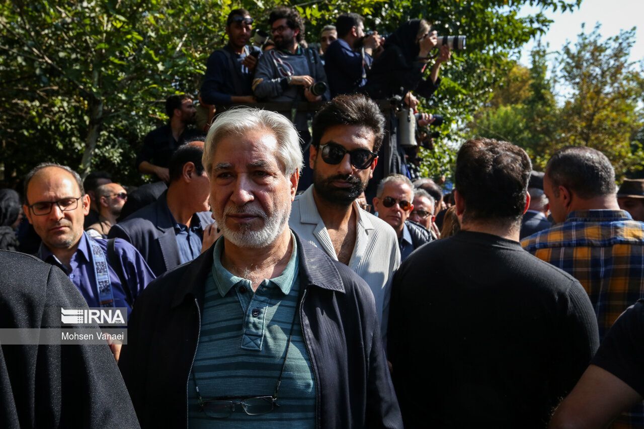 عکس| حضور فعال سیاسی اصلاح‌طلب در مراسم تشییع داریوش مهرجویی و همسرش