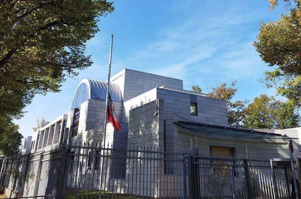 عکس| پرچم‌های نیمه‌افراشته سفارت ایران در کشور‌های اروپایی به احترام شهدای حمله به بیمارستان غزه